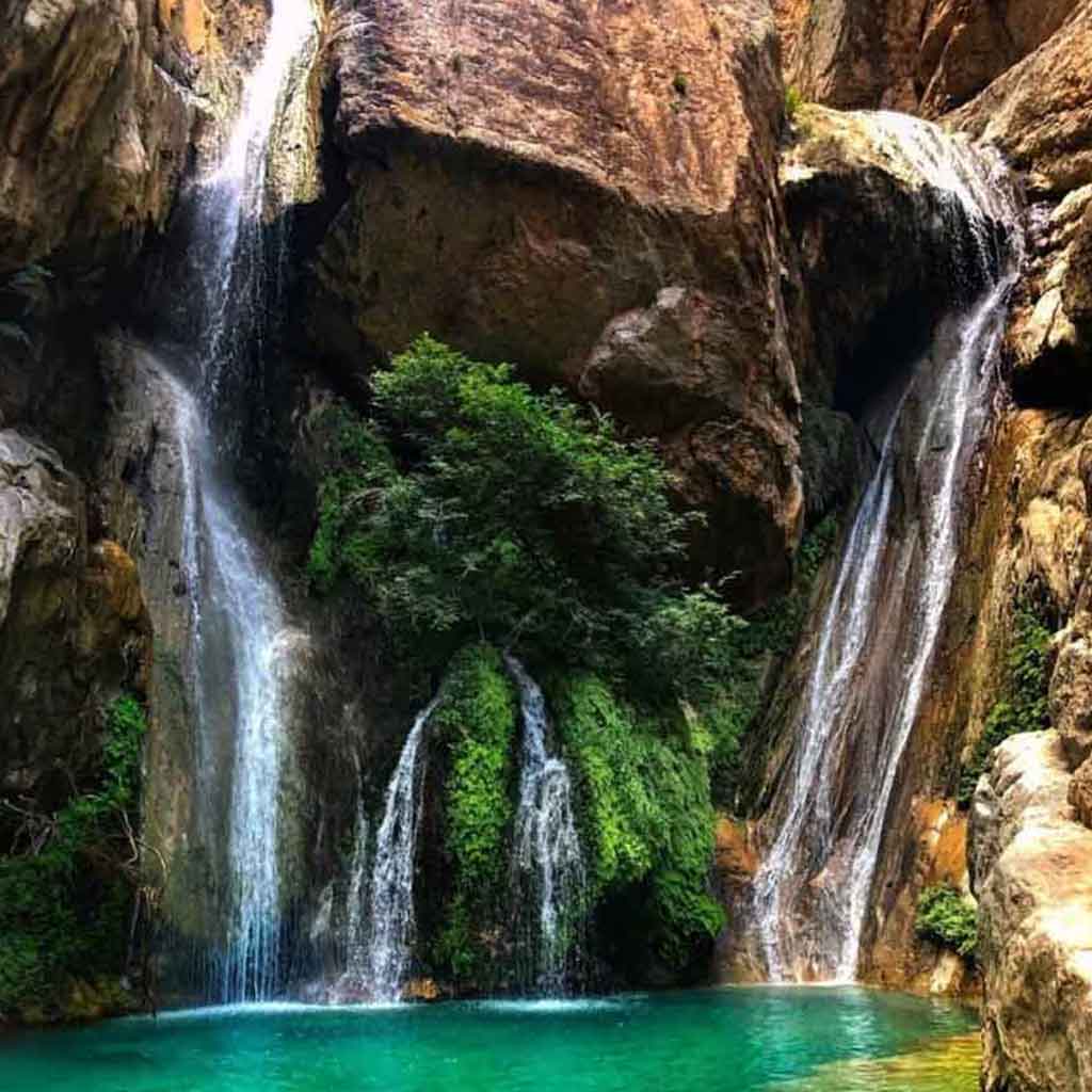 تنگه رغز، بدون شک یکی از شگفت‌انگیزترین و پرآب‌ترین تنگه‌های طبیعی استان فارس است که در نزدیکی شهرستان داراب قرار دارد. این تنگه با برخورداری از ۶۴ آبشار و صدها حوضچه طبیعی، به بهشتی برای علاقه‌مندان به طبیعت‌گردی، دره‌نوردی (Canyoning) و عکاسی تبدیل شده است.